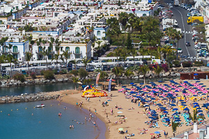 Puerto de Mogan shopping by the beach