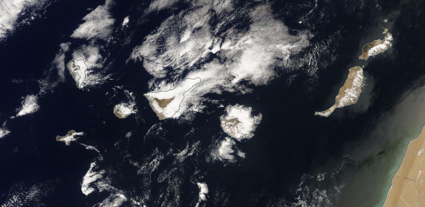 White stuff? With no Trade Winds, Gran Canaria was cloudy yesterday