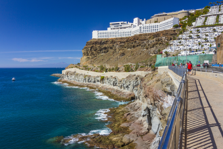 Walking from Puerto Rico to Amadores beach in Gran Canaria